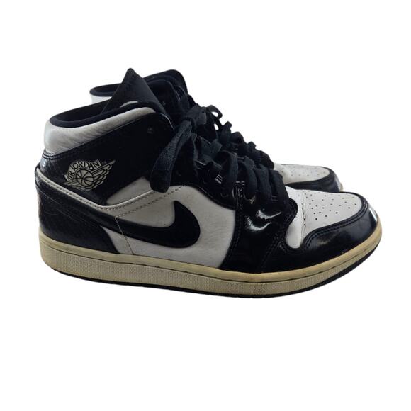 Nike Air Jordan 1 Mid Sneakers Mens 8 Black White Retro Streetwear Athletic - Picture 1 of 12